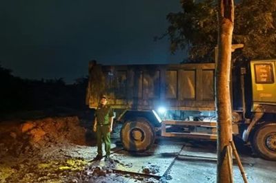 Công an Hà Nội ngăn 3 vụ đổ chất thải trái quy định