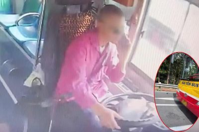 Từ hình ảnh camera giám sát hành trình, xử phạt tài xế vừa lái xe buýt vừa nghe điện thoại