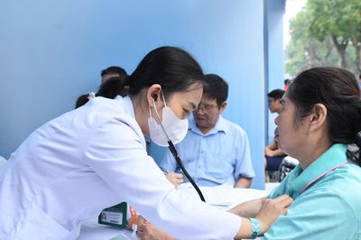 Hà Nội yêu cầu cơ sở y tế bảo đảm các chuyên gia, thầy thuốc giỏi dành tối thiểu 70% thời gian để khám bệnh, chữa bệnh