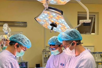 Bệnh viện K thay khớp vai đảo ngược, giữ cánh tay cho bệnh nhi ung thư xương