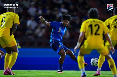 Thái Lan thắng Malaysia, chiếm ngôi đầu bảng B ASEAN Cup