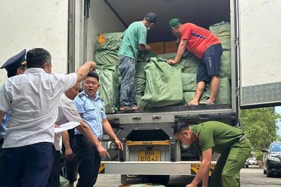 Gần 17 tấn thực phẩm đông lạnh không rõ nguồn gốc trên đường đưa đi tiêu thụ