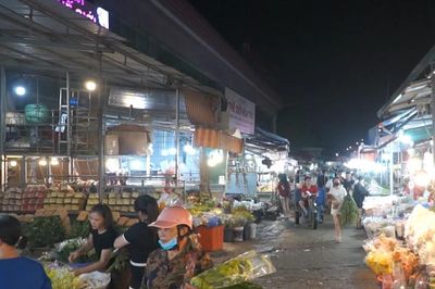 Chợ hoa Quảng An rực rỡ sắc màu dưới ánh đèn đêm