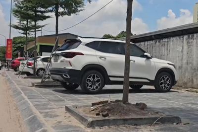 Vỉa hè mới được chỉnh trang, cải tạo lại bị chiếm dụng
