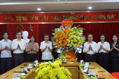 Phó Bí thư Thường trực Tỉnh ủy Bế Thanh Tịnh chúc mừng Ban Tuyên giáo và Dân vận Tỉnh ủy nhân Ngày truyền thống ngành Tuyên giáo của Đảng 1/8