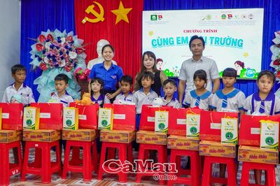 Cùng em tựu trường
