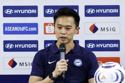 Xuất sắc cầm hòa tuyển Việt Nam, HLV Singapore chưa hài lòng
