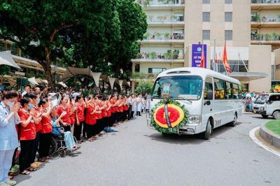 Hàng nghìn học trò xếp hàng ở bệnh viện Bạch Mai tiễn biệt GS Vũ Văn Đính