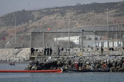 67 người thiệt mạng sau làn sóng di cư vào Ceuta, Tây Ban Nha dựng rào chắn nổi