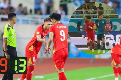 Đình Bắc xua tay, xin HLV Kim Sang-sik đừng thay người