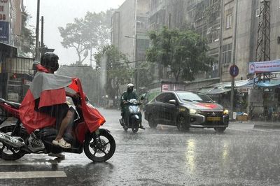 Dự báo thời tiết miền Nam ngày mai 2/8: Có mưa rào và dông, TP.HCM cao nhất 33°C