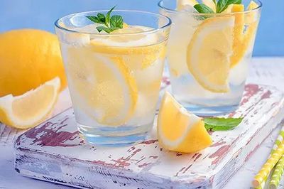 Mỗi ngày nên uống bao nhiêu nước chanh?
