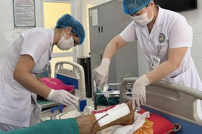Lưỡi máy cắt cỏ 'xé toạc' cẳng chân, người đàn ông đối mặt nguy cơ mất chi
