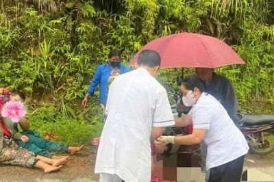Cán bộ y tế và chiến sĩ công an cùng hỗ trợ sản phụ chuyển dạ sinh con giữa rừng