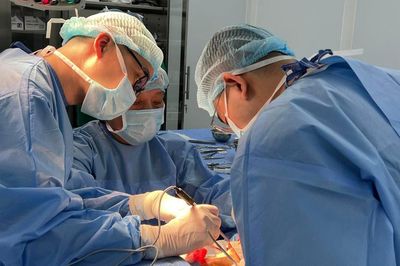 Chủ quan với khối u dưới tai, người bệnh suýt bị liệt mặt