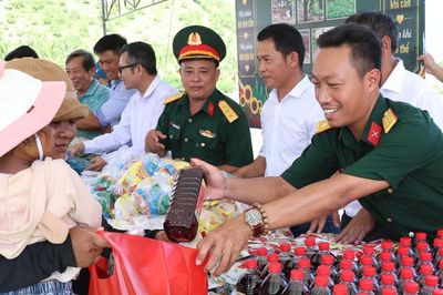 Ấm tình quân dân từ 'Gian hàng 0 đồng'