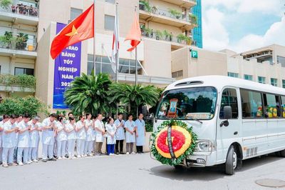 Hàng nghìn học trò chờ ở bệnh viện, trường y xúc động tiễn đưa GS Vũ Văn Đính