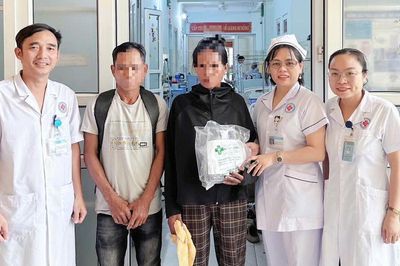 Y bác sĩ góp tiền hỗ trợ bệnh nhân nghèo người Lào