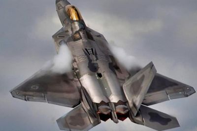 Cuộc đối đầu giữa hệ thống S-400 Nga với tiêm kích F-22 và F-35 Mỹ vẫn chưa có lời giải