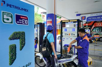 'Đại gia' xăng dầu thu gần 9 tỷ USD sau nửa năm, bỏ xa loạt tập đoàn