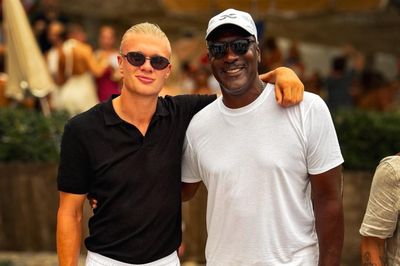Haaland 'trông như vệ sĩ' khi đứng cạnh Michael Jordan