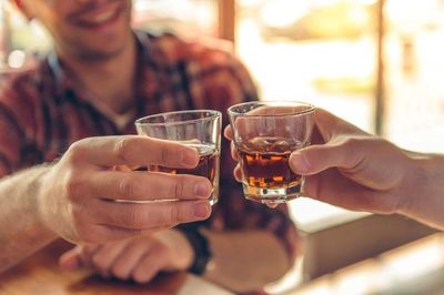 Cách giảm đau đầu hiệu quả sau khi uống rượu bia
