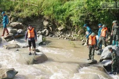 Lực lượng quân đội Sơn La hỗ trợ tìm kiếm các nạn nhân do mưa lũ