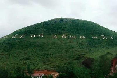Gìn giữ dòng chữ 'Bác Hồ sống mãi' trên núi Nhón