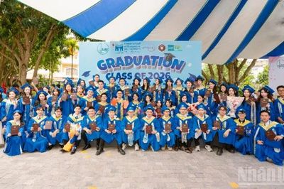 Trường Quản trị và Kinh doanh trao bằng tốt nghiệp cho hơn 300 tân cử nhân, thạc sĩ và tiến sĩ