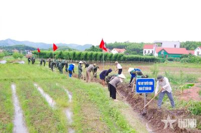 Bộ đội Lữ đoàn 164 giúp dân trên quê hương Bảo Đài