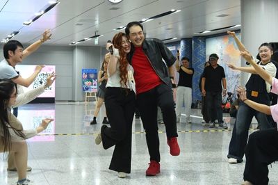 Nhóm nghệ sĩ tài năng gây bất ngờ khi trình diễn nhạc kịch Broadway ngay tại ga metro Bến Thành