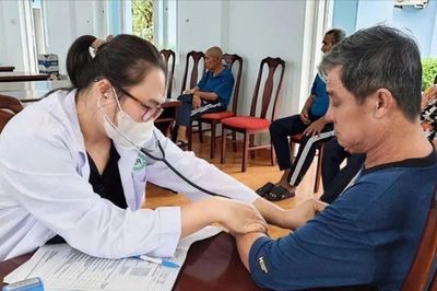 Gỡ 'nút thắt' bảo hiểm y tế cho người yếu thế