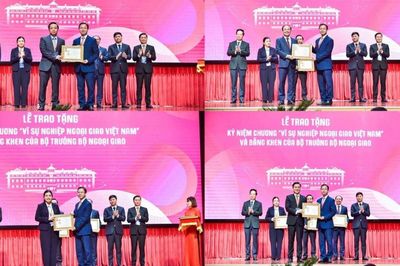 Trao tặng Kỷ niệm chương 'Vì sự nghiệp Ngoại giao Việt Nam' và Bằng khen của Bộ trưởng Ngoại giao cho các tập thể, cá nhân