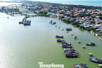 Vì sao tàu cá tại Huế nằm bờ hàng loạt?