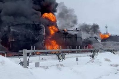 Ukraine tấn công nhà máy lọc dầu, căn cứ máy bay của Nga