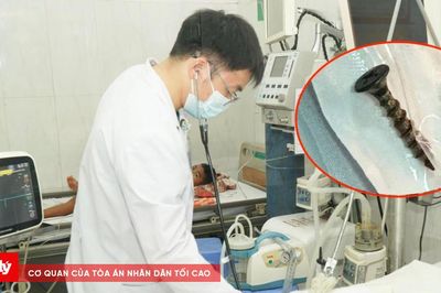 Cứu bé 3 tháng tuổi mắc đinh vít 4cm trong đường thở
