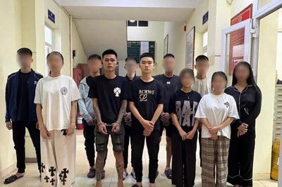 Khởi tố vụ án nhóm người dùng dao, kiếm hỗn chiến tại quán ăn ở Hà Nội