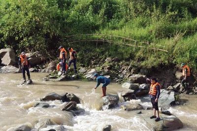 Mưa lớn cuốn trôi xe máy khiến 3 cháu nhỏ tử vong