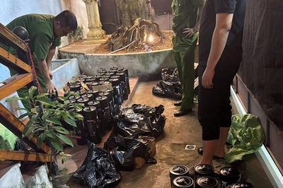 Phát hiện gần 100 bình khí N2O và hóa đơn 'bóng cười' tại quán bar