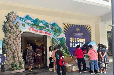 Lợn sữa quay Lạng Sơn hút khách giữa phố hiệu Tràng Tiền