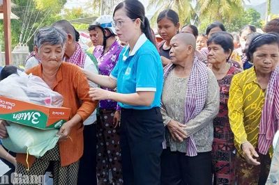 Trao 200 phần quà người dân xã An Cư