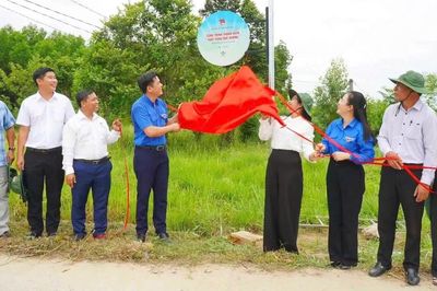 Tỉnh đoàn Gia Lai tặng công trình 'Thắp sáng quê hương' tại Quảng Ngãi