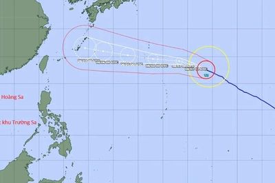 Siêu bão Dolphin suy yếu sau khi đạt đỉnh cường độ
