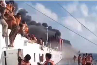 Tin thế giới tối 2-8: Phà chở hơn 270 người bốc cháy ngoài khơi Indonesia, nhiều người thiệt mạng và mất tích