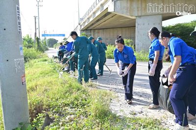 Đoàn phường Tây Nha Trang ra quân 30 ngày cao điểm vệ sinh môi trường