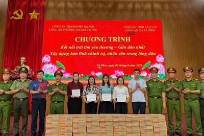 Hơn 100 suất quà được trao cho học sinh và các trường học vùng cao Tả Phìn