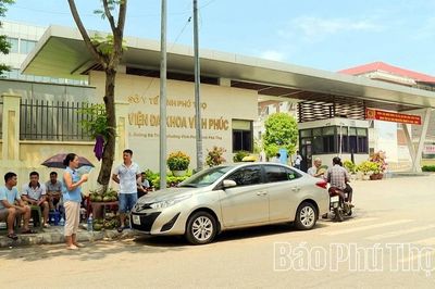 Lấn chiếm vỉa hè trước cổng bệnh viện, tiềm ẩn nguy cơ mất an toàn giao thông