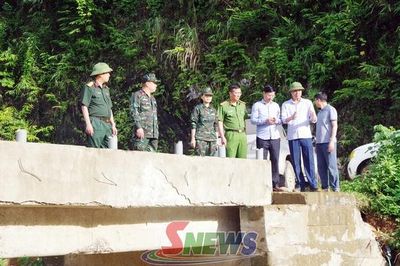 Đồng chí Phó Chủ tịch UBND tỉnh chỉ đạo công tác tìm kiếm các nạn nhân bị nước lũ cuốn trôi ở Gia Phù