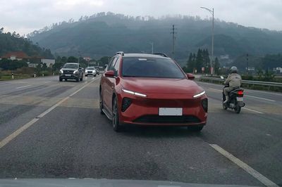 Ô tô đi ngược chiều lao thẳng xe đối diện, tài xế đánh lái né tai nạn trong gang tấc