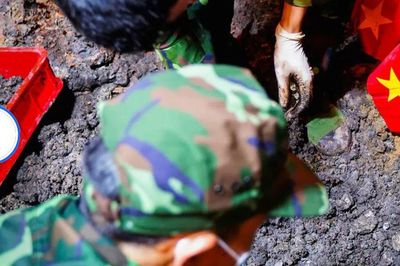 'Cẩn thận nào, nhẹ tay thôi!' – Lời gọi đồng đội trở về từ lòng đất mẹ